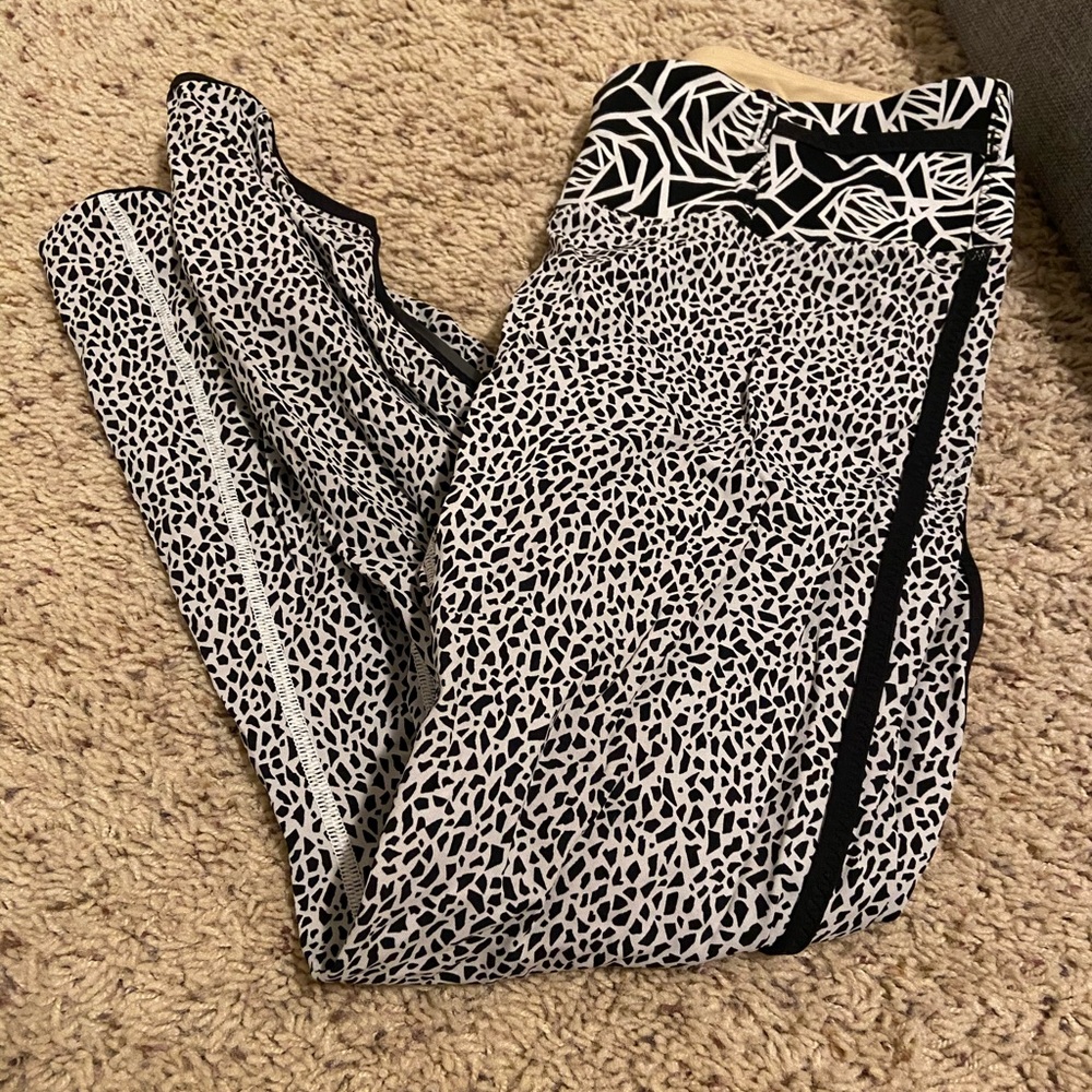 Lululemon Capri white and black